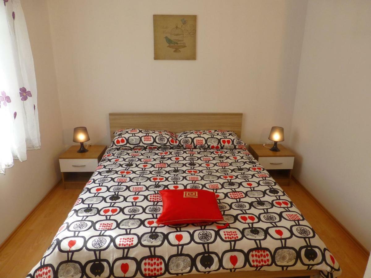 Apartments Kvesic Šilo Extérieur photo
